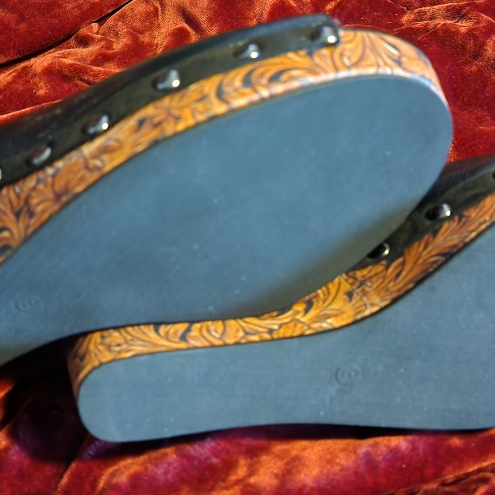 Crazy Train Wedge with western leather pattern size 8